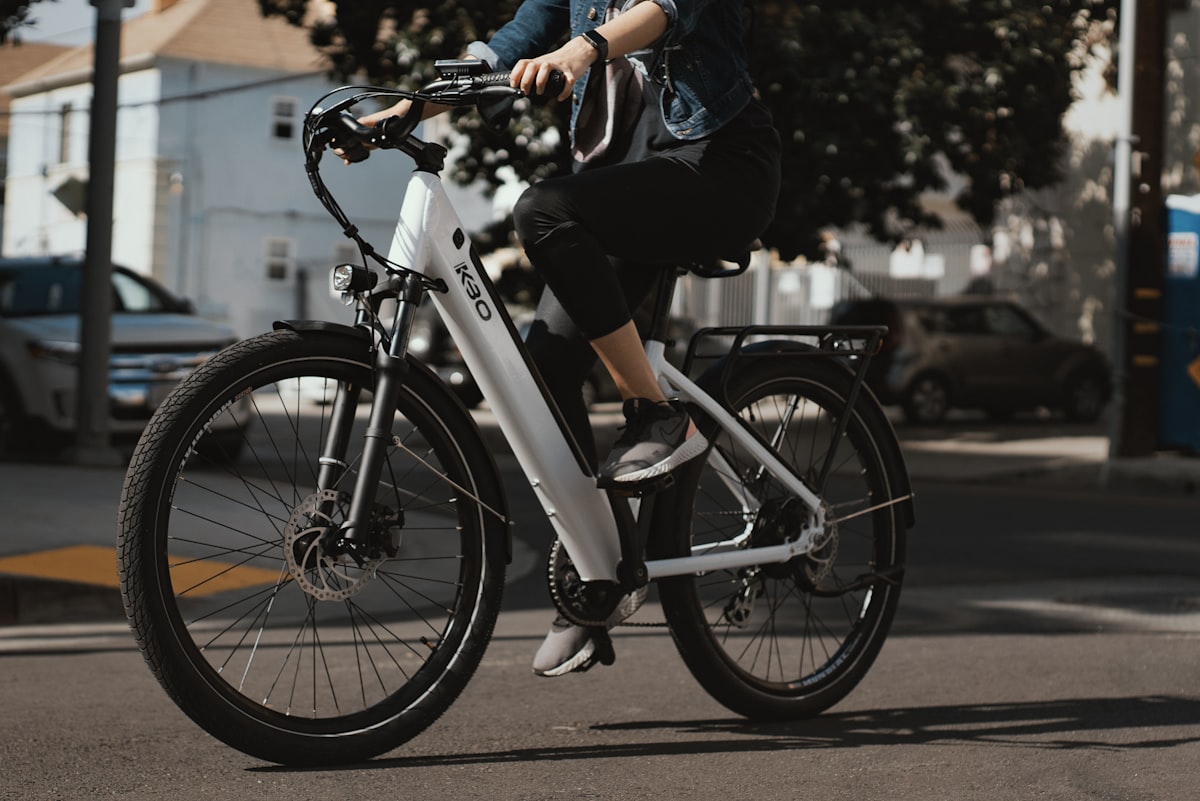 Radfahrer in der Stadt als emissionsarme Fortbewegung