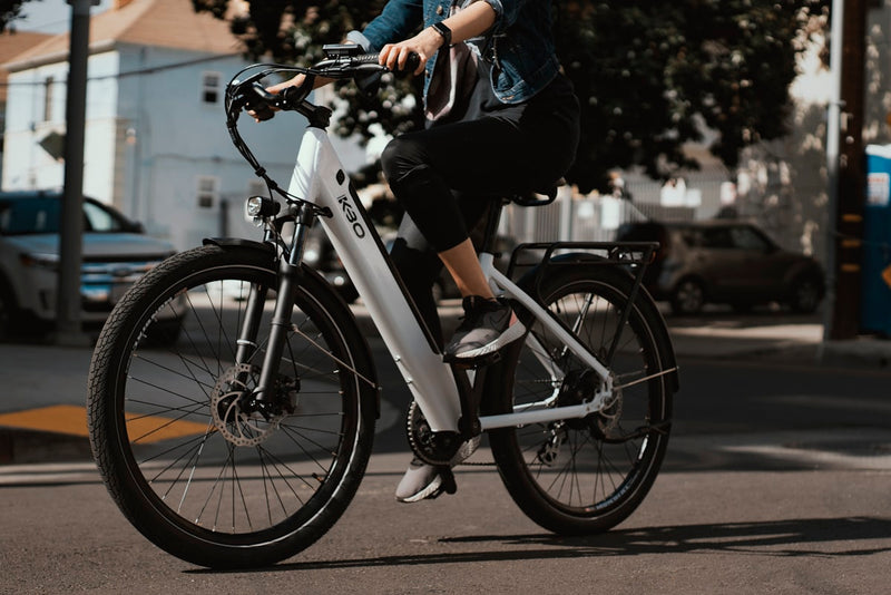 Radfahrer in der Stadt als emissionsarme Fortbewegung