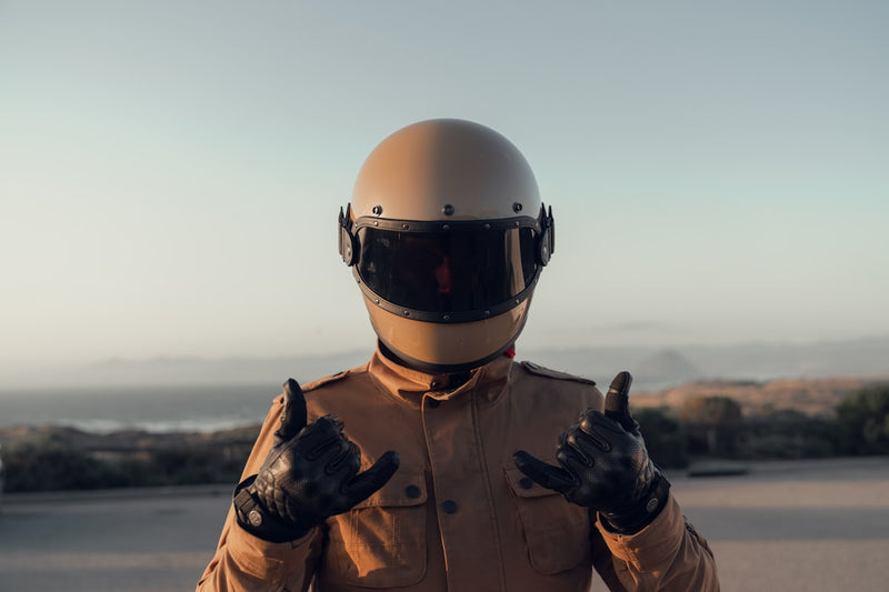 Fahrer mit Schutzhelm vor der Fahrt