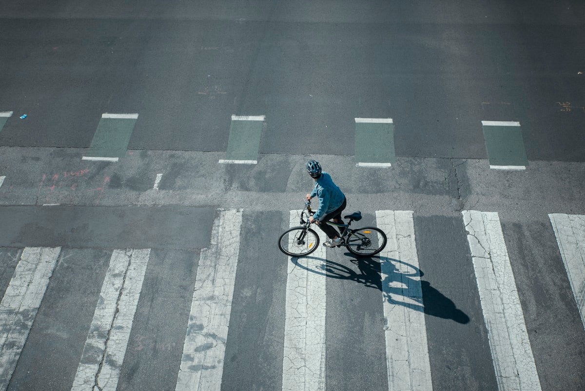 Radfahrer auf dem täglichen Weg durch die Stadt