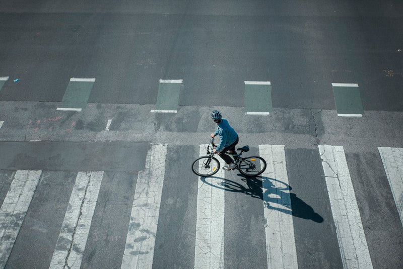 Radfahrer auf dem täglichen Weg durch die Stadt