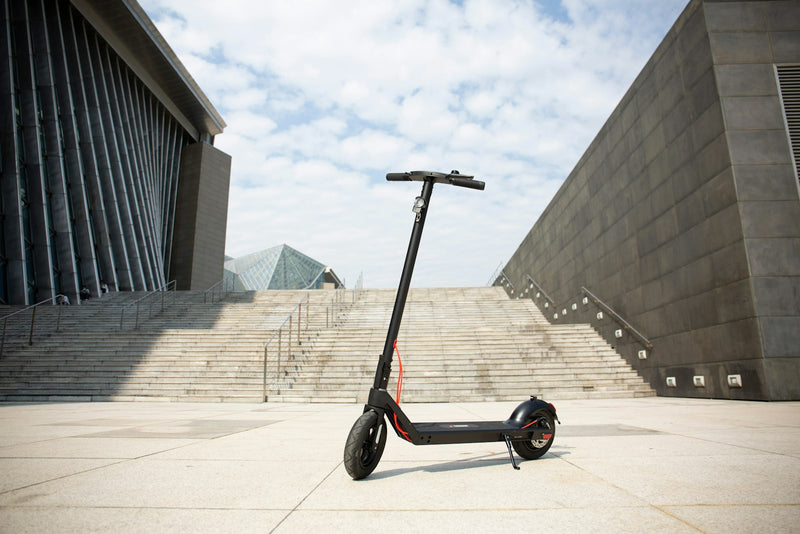 E-Scooter vor einem Gebäude geparkt
