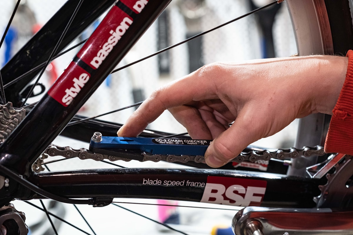 Mountainbike wird nach einer Trail-Fahrt gereinigt