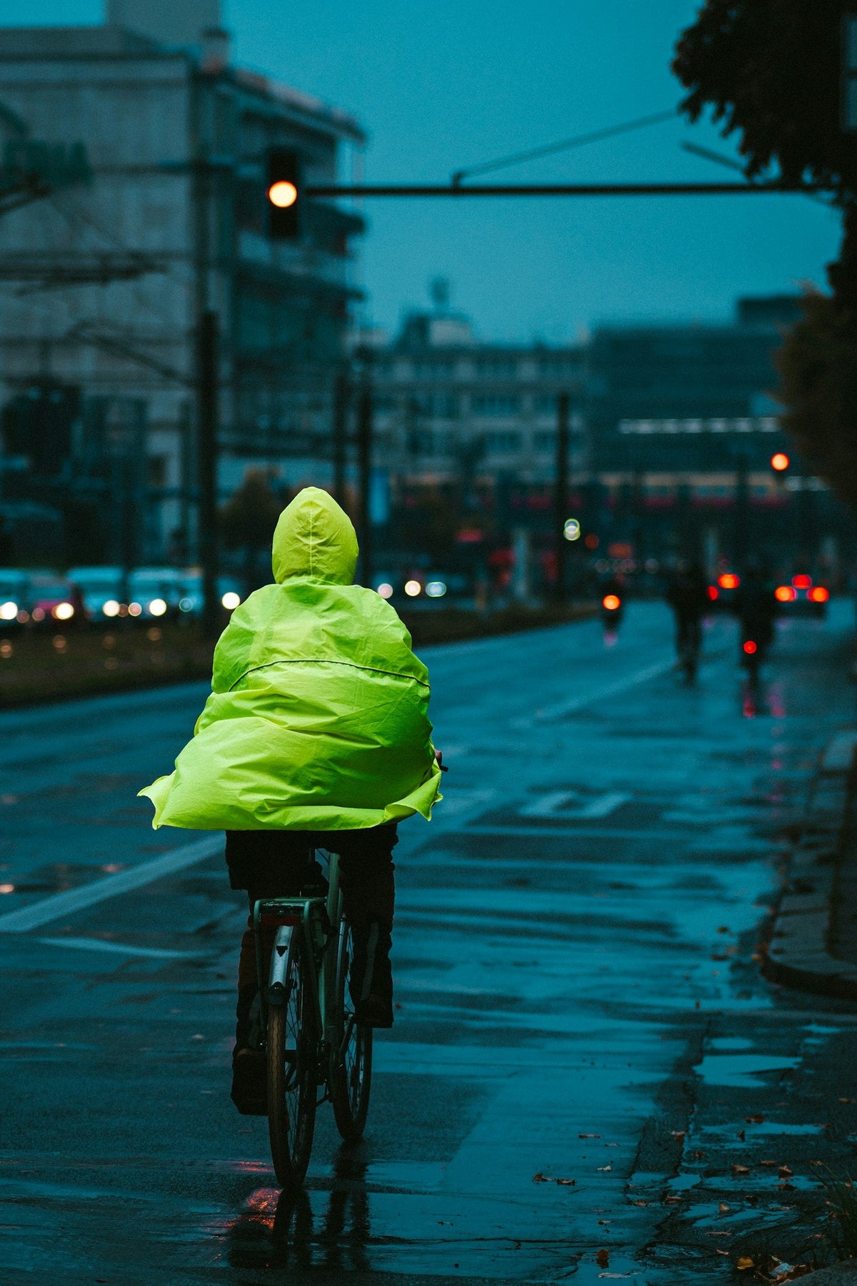 Radfahrer auf einer regennassen Strasse