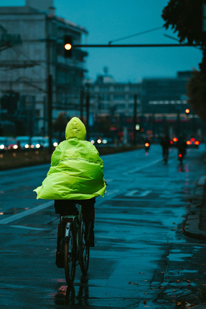 Radfahrer auf einer regennassen Strasse