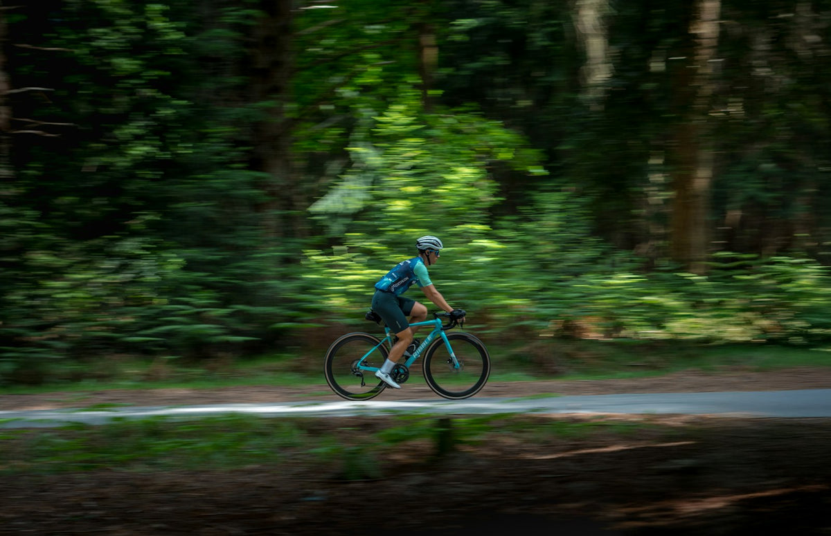 Radfahrer auf einem Waldweg