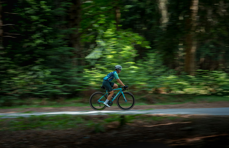 Radfahrer auf einem Waldweg
