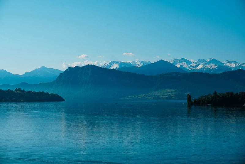 Bergpanorama am See in der Schweiz