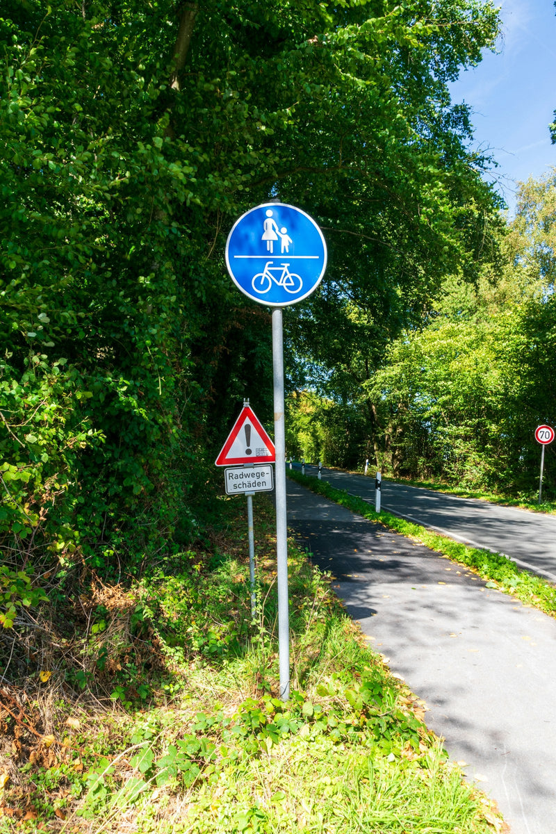 Gemeinsamer Weg für Fussgänger und Radfahrer