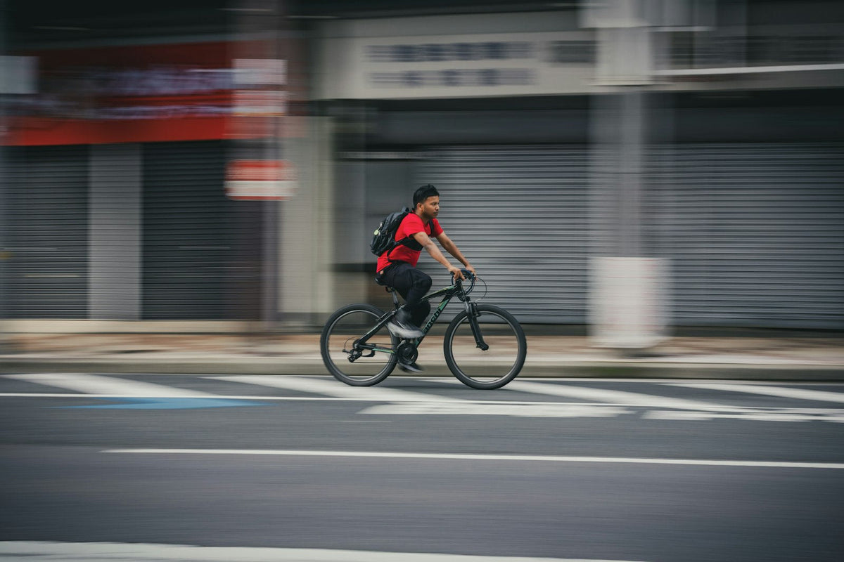 Radfahrer auf einer Strasse in der Stadt