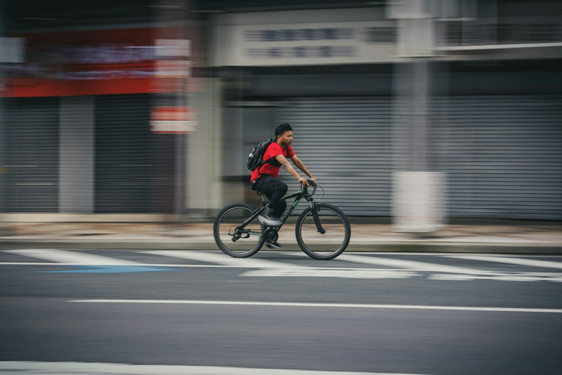 Radfahrer auf einer Strasse in der Stadt